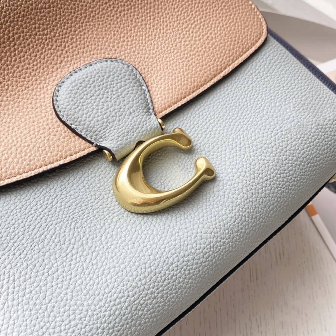 COACH Coated Canvas Signature May Shoulder Bag สวยที่สุดในระดับที่ใครๆก็ต้องเหลียวมอง!! คอลเลคชั่นใหม่ล่าสุด จัดไปสวยก่อนใครได้เลย กับกระเป๋าสะพายไหล่/ข้าง ดีไซน์สุดหรู ในราคาสุดคุ้ม วัสดุหนังแคนวาสสลับหนัง pepble นุ่ม เปิด-ปิดกระเป๋าด้วยกระดุมแม่เหล็ก มี