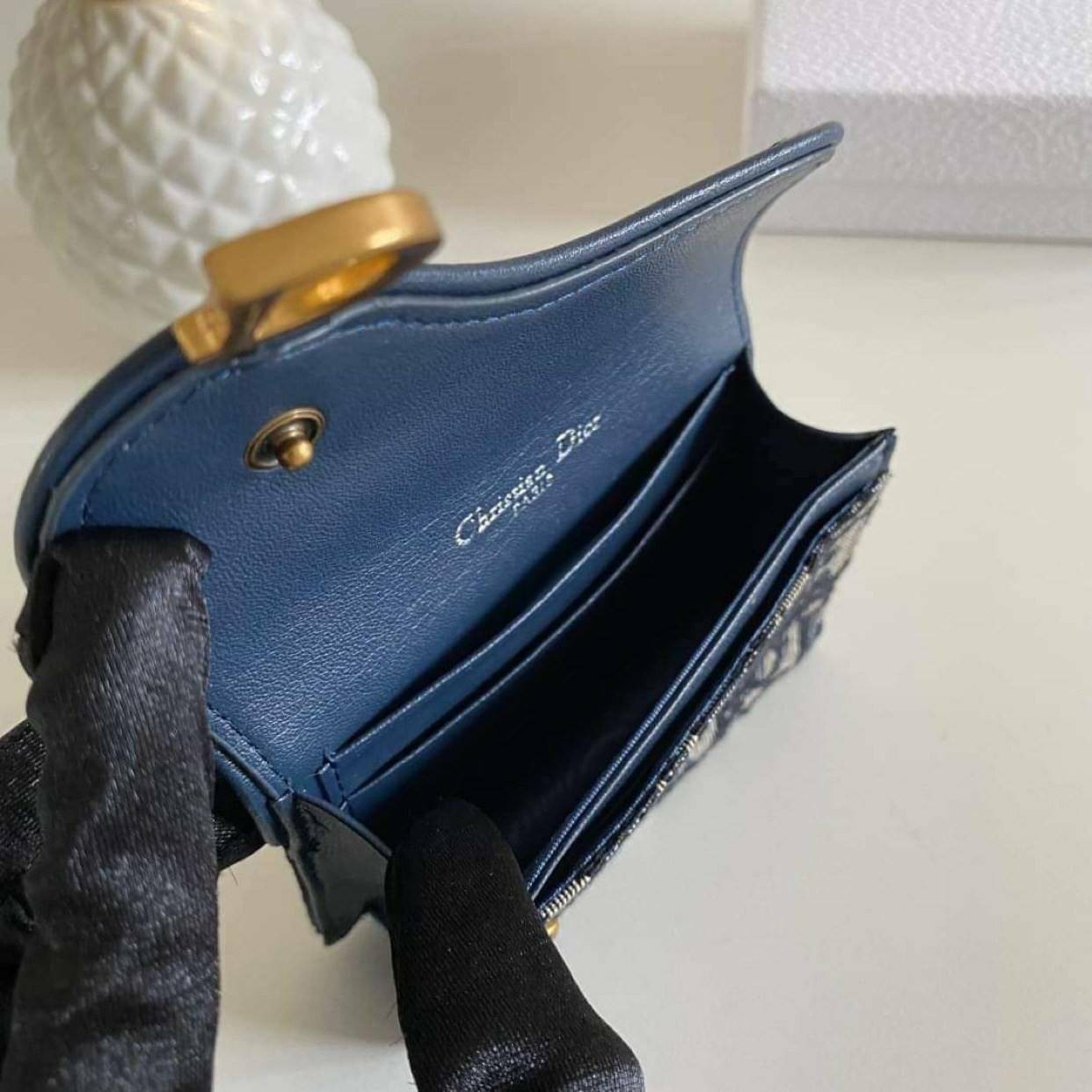 VIP 】DIOR MONOGRAM SADDLE FLAP CARD HOLDER กระเป๋าใส่บัตร ใส่เหรียญ วัสดุหนังแท้ และผ้า Jacquard อย่างดี ทอสวยงามที่สุด ผสมผสานความสง่างามและคลาสสิกที่เข้ากับยุคสมัย ด้านหน้าโดดเด่นด้วยซิกเนเจอร์ของ Christian Dior อะไหล่สีทองอ่อน เงางาม เป็นอีกหนึ่งรุ่นที