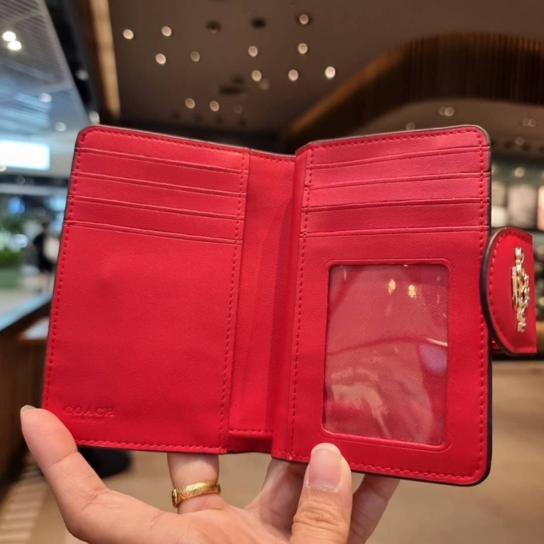 COACH C0082 MEDIUM CORNER ZIP WALLET IN SIGNATURE CANVAS ดีไซน์ใหม่ล่าสุด!! กระเป๋าสตางค์ใบกลาง 👛 ขนาดกำลังเหมาะมือ วัสดุหนังแคนวาสเคลือบลาย ดูแลรักษาง่าย มีช่องใส่บัตรและธนบัตรครบ และช่องซิปแยกไว้ใส่เหรียญ ครบเซ็ทแบบนี้เหมาะส่งต่อเป็นของขวัญที่สุ