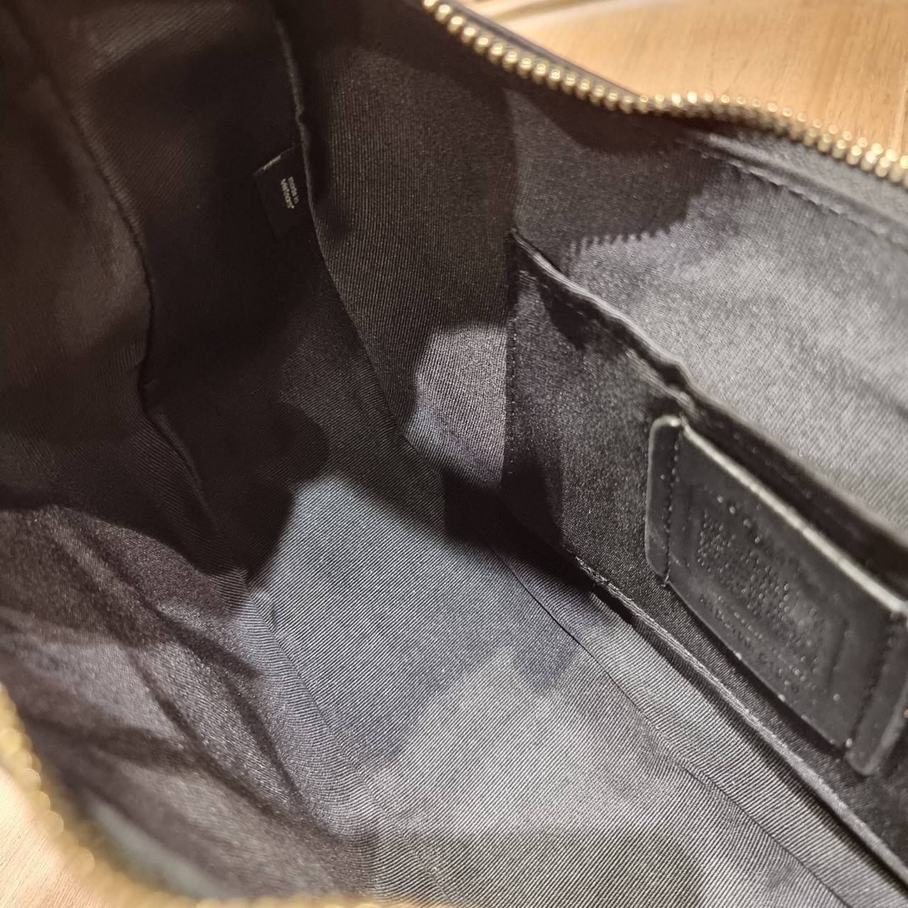 COACH C4108 BAILEY HOBO WITH WHIPSTITCH BEST SELLER ต้องมา!! กระเป๋าทรงโฮโบ ดีไซน์หรูหรา แมชท์ง่ายกับทุกไลฟ์สไตล์ วัสดุหนัง pepble หนังนิ่มสวย เปิด-ปิดด้วยซิปรูดใช้งานง่าย ภายในโล่งกว้าง สายคล้องสะพายไหล่ มีดีเทลน่ารักน่าใช้ ใช้งานสะดวกและง่ายต่อการใช้ชีว