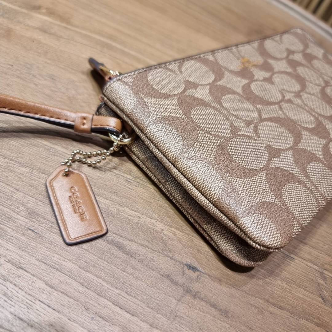 COACH F54057 DOUBLE ZIP WALLET IN SIGNATURE กระเป๋าคล้องมือ size L ใบนี้ใส่มือถือได้ทุกรุ่น ขนาดกำลังดี พกพาสะดวกมากๆ วัสดุหนังสังเคราะห์ ภายในเป็นผ้าสีสวยคม ใส่ธนบัตร ใส่บัตรได้เยอะ ใส่มือถือได้สบายๆทุกรุ่น ตอบโจทย์สาวๆที่ไม่ชอบพกเยอะวุ่นวายจ้า ใบนี้เอาอ