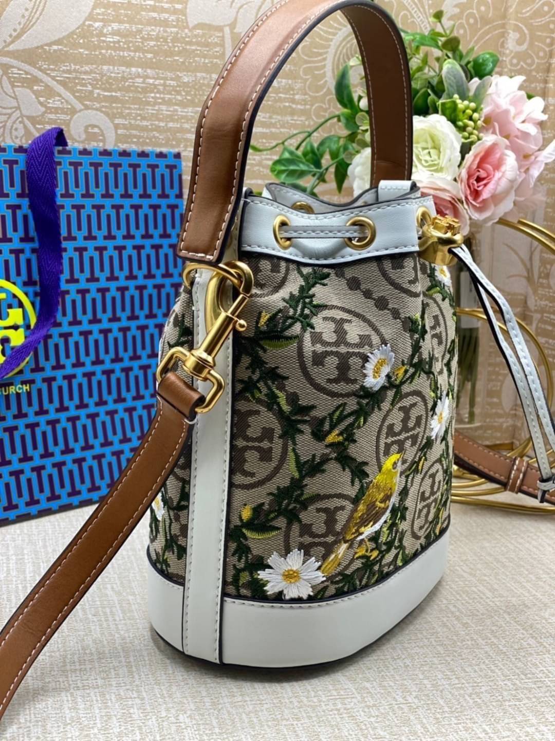 TORY BURCH T Monogram Jacquard Embroidered Bucket Bag แรร์ไอเท็มรุ่นยอดฮิต ใบใหญ่ไซส์กำลังดี!! ที่สุดของรุ่นที่ตามหา!! สวยสุดกับดีไซน์ลายปัก ที่ดูแพง!! กระเป๋าบัคเก็ตทรงสวย