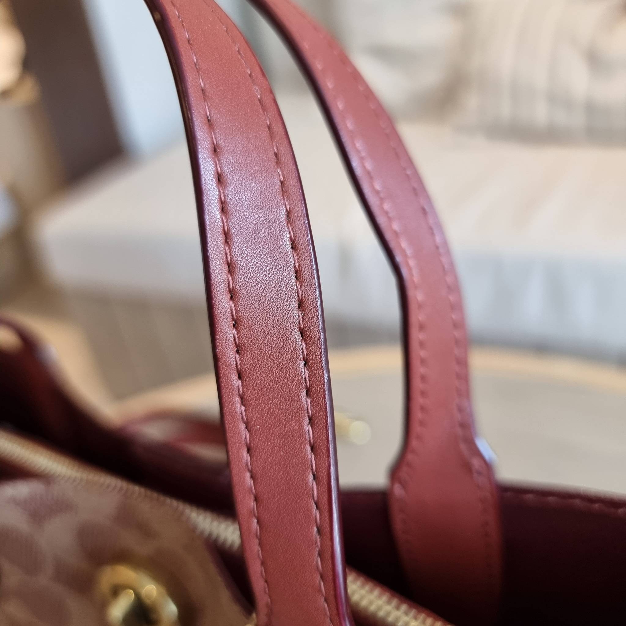 COACH C8562 WILLOW TOTE 24 IN SIGNATURE CANVAS น้องสาวลุคลูกคุณมาแล้วจ้า กระเป๋าถือ/สะพาย ดีไซน์สุดคลาสสิค ไอเท็มขายดีที่สุด ลงตัว เรียบหรู ใบจริงคือผู้ดี๊ผู้ดี ใช่ได้ทุกๆโอกาส วัสดุหนังแคนวาส ทนทาน เปิดปิดด้วยตัวบิดล็อค และอีกฝั่งเป็นกระดุมแม่เหล็ก ภายใน