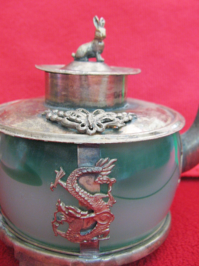 สินค้าหมดค่ะ กาน้ำหินหยกสีเขียว ฉลุลายมังกร-ผีเสื้อ จากเมืองจีนค่ะ