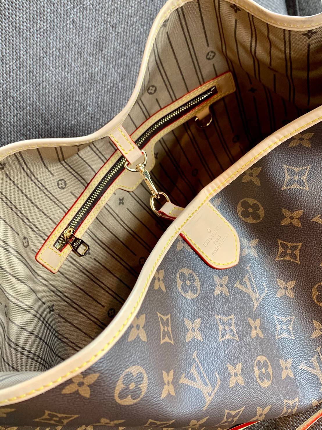 ชอบๆใบใหญ่ ใส่ได้เยอะจริงๆค่าา!! LOUIS VUITTON MONOGRAM DELIGHTFUL ((M)) ((PREMIUM GIFT LV)) พร้อมส่งค่ะสาวๆ กระเป๋าทรงสูง ใบใหญ่ หนังแกะสังเคราห์ นิ่มสวย ขอบหนังขัดสีธรรมชาติ((พื้นผิวจะมีสีดำๆ)) หูหิ้วปั้มโลโก้LV สวย
