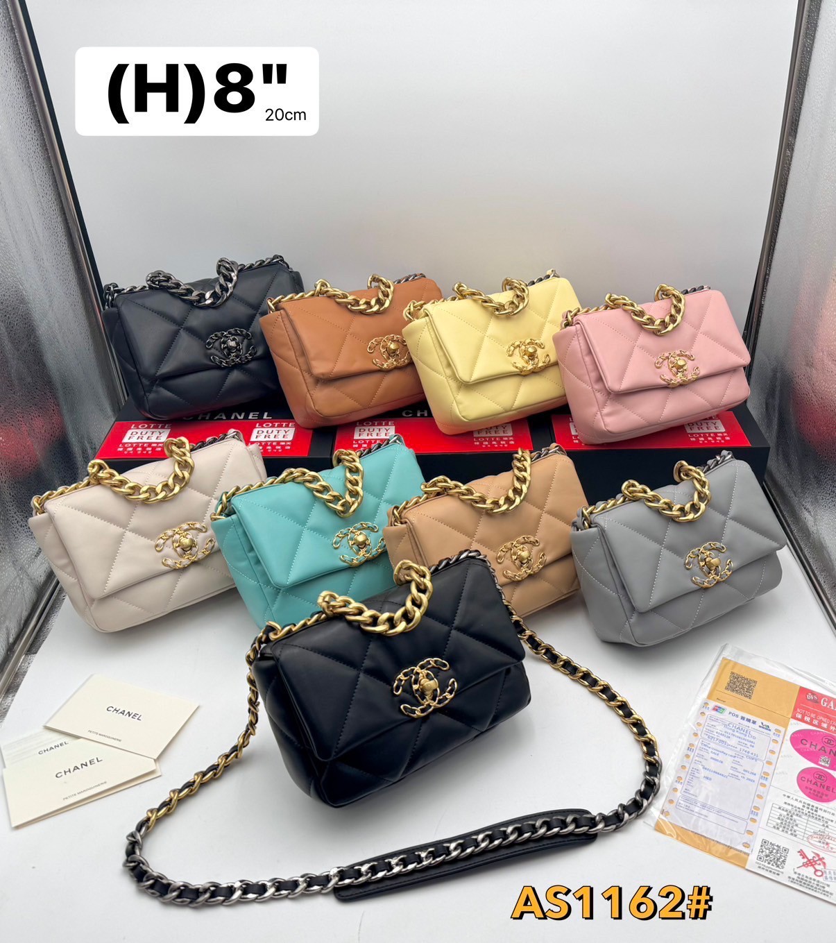 CHANEL 19 Handbag Flap Bag กระเป๋าสะพายรุ่นในตำนานที่เป็นลูกรักของสาวๆ ไปแล้ว คลาสสิกที่สุด ให้ลุคลูกคุณมั๊กมากกก งานหนังเรียบสวย หนังมีกลิ่นหอมฟุ้งตั้งแต่เปิดกล่อง หรูหราแบบไม่ต้องพูดเยอะ