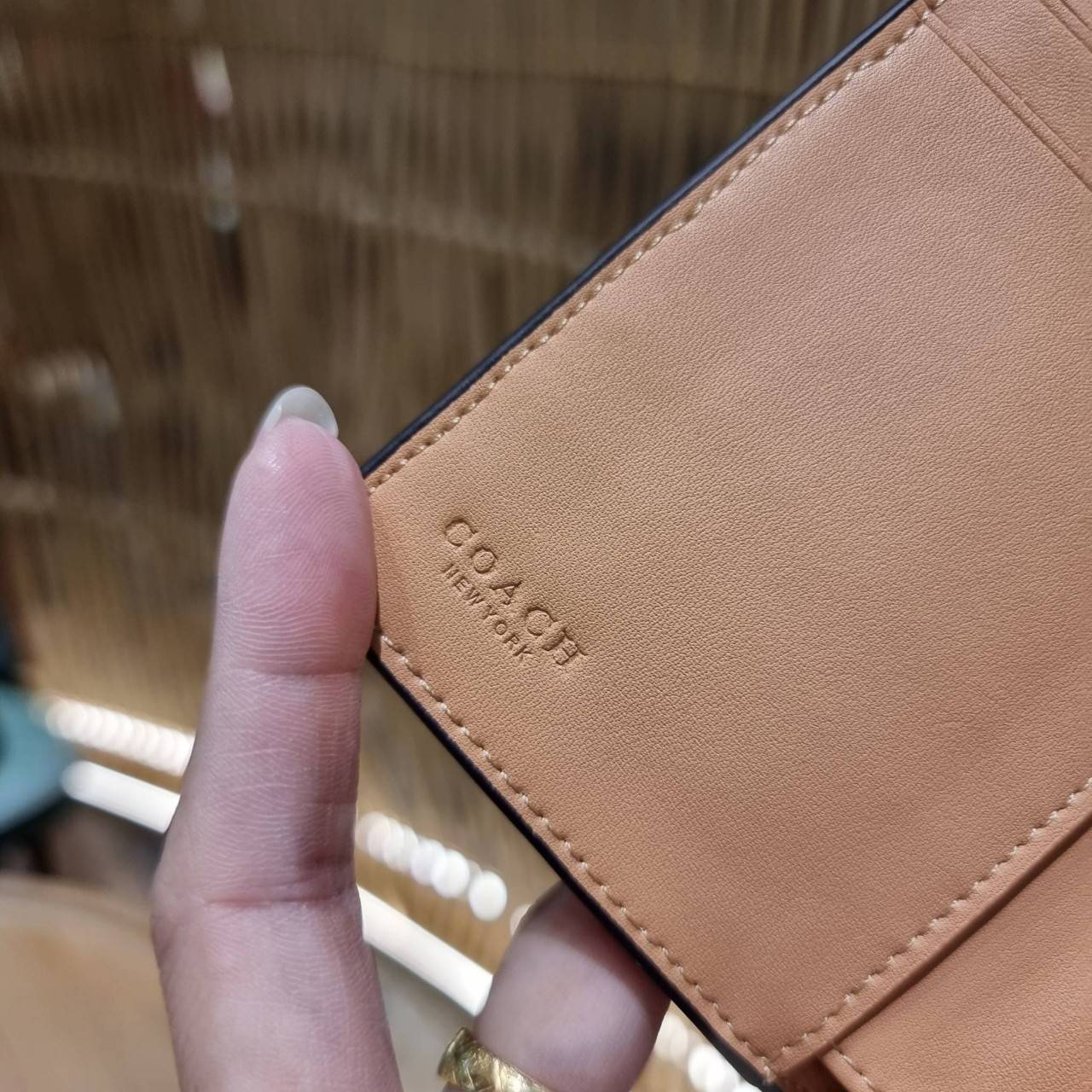 COACH C3454 MEDIUM CORNER ZIP WALLET ความหรูที่ซื้อได้!! กระเป๋าสตางค์ดีไซน์ใหม่ล่าสุด ออกแบบมาหรูดูดี ดีเทลลูกเล่นบุหนัง nappa นิ่มขึ้นเงาสวยมากๆ เปิด-ปิดใช้งานง่าย มีช่องซิปแยก มีช่องใส่บัตร ใส่ธนบัตรได้ทุกชนิด สะดวกใช้จริงๆใบนี้ สาวๆได้ไปใช้แล้วไม่อยาก