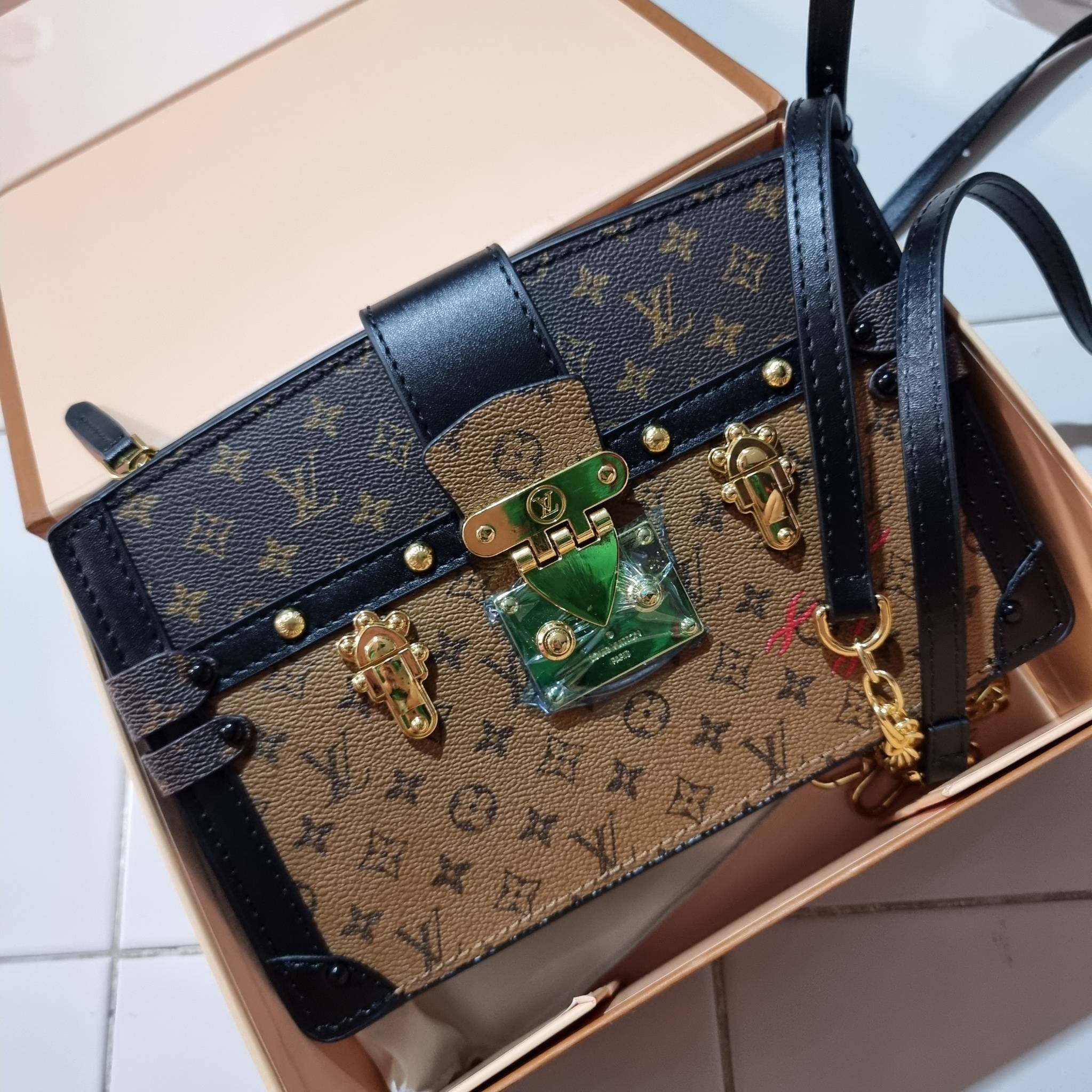 LOUIS VUITTON TRUNK CLUTCH Monogram / LV TRUNK CLUTCH กระเป๋าสะพายกึ่งคลัทช์ ทรงสวย ที่สาวๆเรียกร้อง วัสดุหนังแคนวาส ดีไซน์ทุกอย่างได้ลงตัว หรูหรา ปากกระเป๋ามีสายคาดล็อค และช่องซิปปิด ภายในแบ่งสัดส่วนไว้ดีมากๆ มาพร้อมสายสะพายโซ่สลับหนัง ที่ถอดออกได้ พกเป็