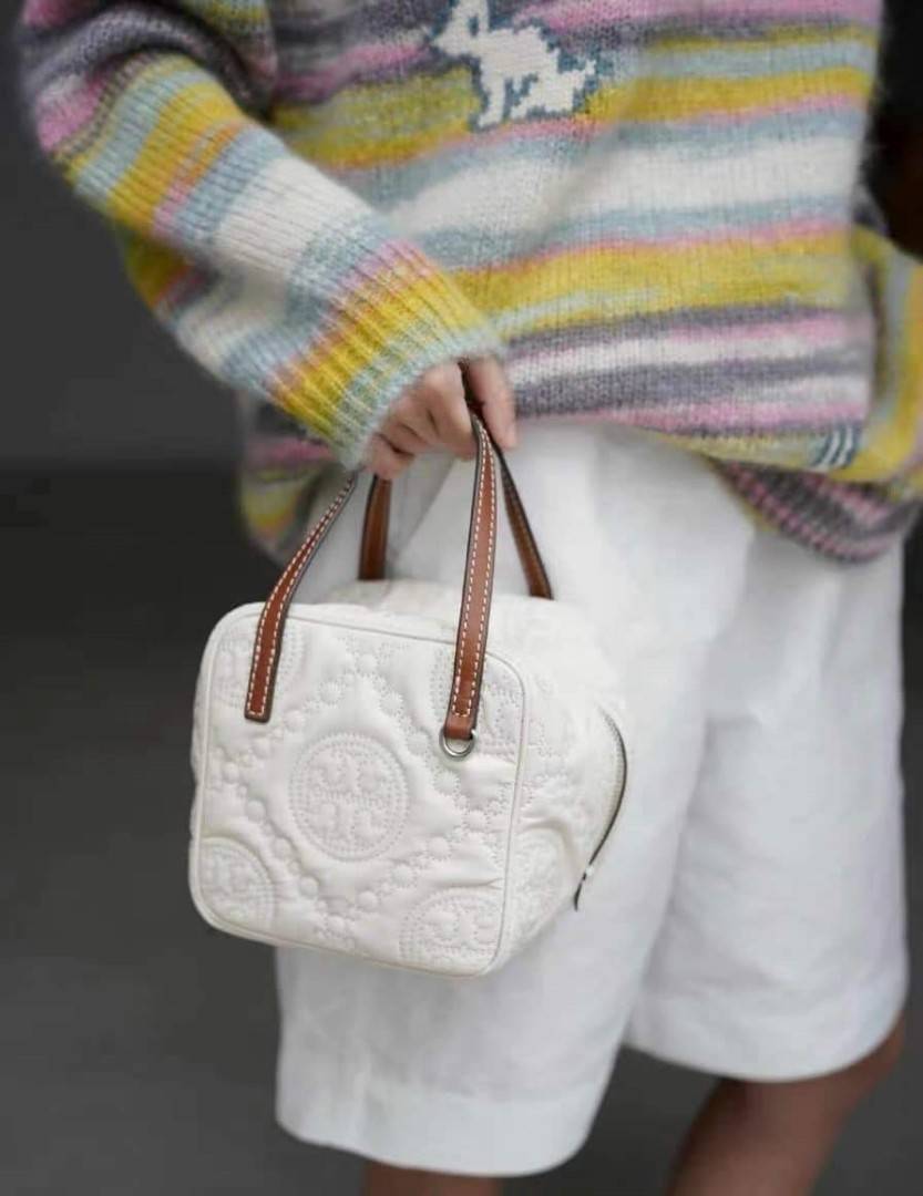 Tory Burch T Monogram Embroidered Patent Cube คอลเลคชั่นใหม่ รุ่นลิมิเต็ดรูปทรงใหม่ T Monogram สุดcube วัสดุหนังแท้ เปิด-ปิดด้วยซิป ภายในกว้าง มีช่องแยก 1 ช่อง สามารถใส่โทรศัพท์มือถือได้ทุกรุ่น สามารถถือหิ้วหรือสะพายได้ สายสามารถถอดและปรับระดับได้คะ