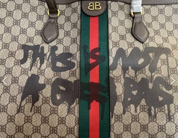 Gucci x Balenciaga The Hacker Project Graffiti Tote กระเป๋าช้อปปิ้งทรงโท้ท โดดเด่นด้วยลวดลายเพ้นท์กราฟฟิตี้ ใบใหญ่ จุสัมภาระได้อย่างจุใจ