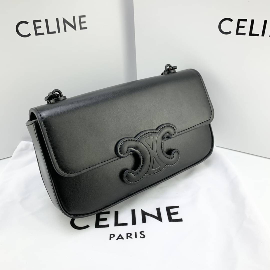 หนังแท้ CELINE CHAIN SHOULDER BAG CUIR TRIOMPHE IN SHINY CALFSKIN ANIS / CELINE TRIOMPHE SHOULDER BAG หนังแท้ทั้งใบสวยหรู แบบใหม่ล่าสุด โลโก้หนังคลาสิกที่สุดค่ะ จุของได้กำลังดี เหมาะกับสาวๆในวันที่อยากครอสบอดี้ชิลๆ ห้ามพลาดค่ะ!