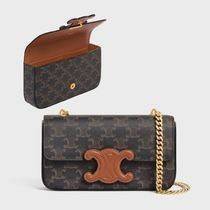 Celine Chain Shoulder Bag Cuir Triompe In Triompe เป็นกระเป๋าถูกประดิษฐ์ขึ้นในรูปทรงมินิมอล นับว่าเป็นกระเป๋าอีกหนึ่งรุ่นในซีรีส์ Triomphe ที่ได้รับความนิยมอย่างมาก โดยเป็นกระเป๋าสะพายไหล่ทรงสี่เหลี่ยมผืนผ้าที่อัดแน่นไปด้วยกลิ่นอายความคลาสสิกตามแบบฉบับของ