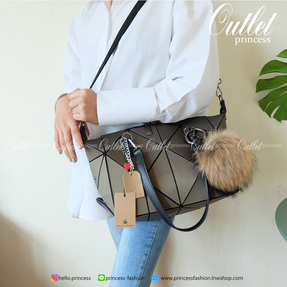 กระเป๋าถือ/สะพาย ทรงสวย เหมือนซื้อ1ได้4 โอ้ย 🤩🤩 คุ้มสุดๆไปเลยค่า เพราะตัวกระเป๋าปรับได้ถึง4 แบบตามการใช้งานเลยน๊าแถมตัวกระเป๋าน้ำหนักเบาอีกด้วย ✨✨✨ สายสะพายถอดได้แถมสายยาวให้อีก 1 เส้น กระเป๋าทรงสุดฮิตจากแบรนด์ David J