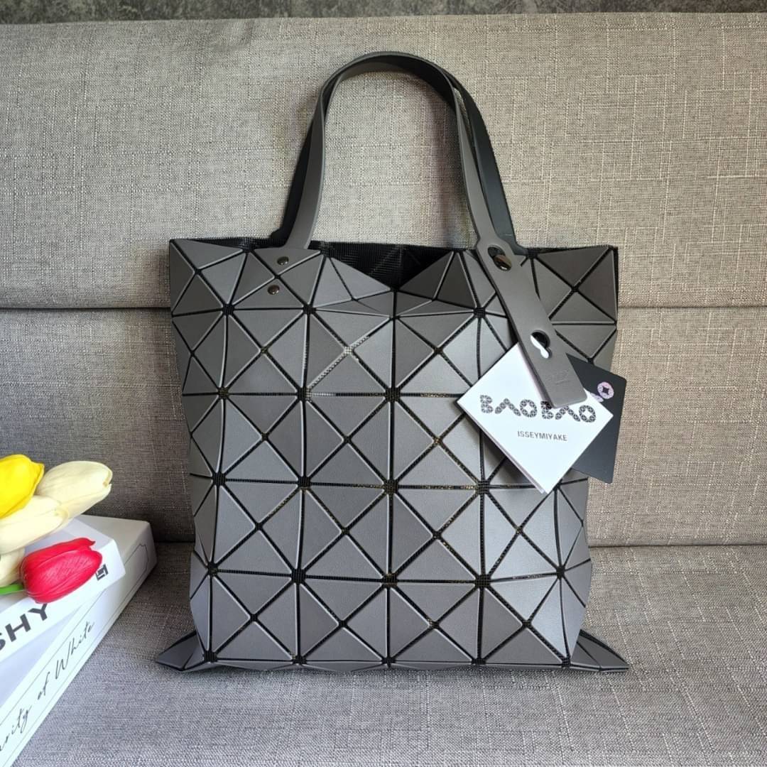 BAO BAO ISSEY MIYAKE LUCENT ONE-TONE กระเป๋า Bao Bao จากแบรนด์ดัง Issey Miyake แบรนด์แฟชั่นจากประเทศญี่ปุ่น ซึ่งมีสินค้ามากมายไม่ว่าจะเป็นเสื้อผ้า นาฬิกา น้ำหอม และที่ขาดไม่ได้นั่นก็คือ กระเป๋า Bao Bao ที่มีความพิเศษในเรื่องของวัสดุและดีไซน์ที่ครองใจสถาปน