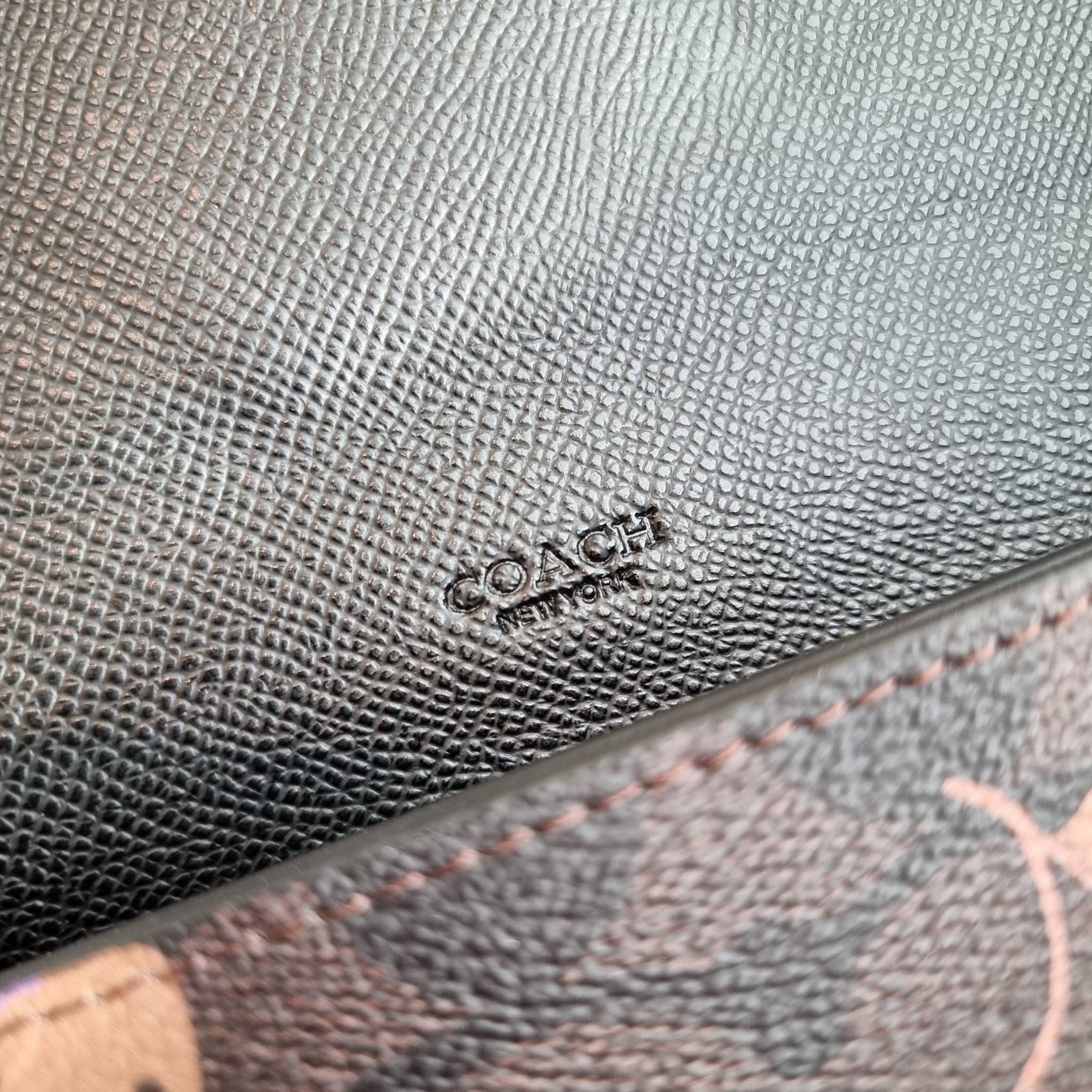 OUTLET 】COACH F31562 SLIM ENVELOPE WALLET IN SIGNATURE CANVAS WITH CHERRY PRINT คอลเลคชั่นใหม่ล่าสุด ต้อนรับนิวเยียร์ไปเลย!! 🍒🎊 กระเป๋าสตางค์รุ่นขายดี ทรงจดหมายรุ่นฝาพับ ดีไซน์ลายเชอร์รี่ น่ารักสดใส วัสดุหนังแคนวาสเคลือบลาย ภายในใส่มือถือไ