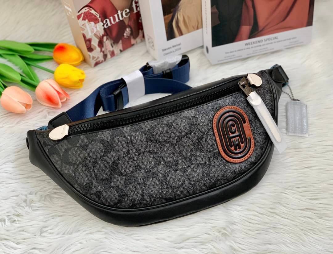 รุ่นที่หนุ่มๆต้องมีติดตัวค่ะ Coach Belt Bag ใบใหญ่คะ! ((79037)) กระเป๋าคาดอกด้านหน้า//คาดไปทางด้านหลัง//หรือคาดเอวได้ ตามแต่ความถนัดได้เลยนะคะ หนังแท้ นิ่มสวย มีช่องซิปหลักให้2ช่องใส่ของสำคัญได้ครบเลยนะคะ ใบใหญ่ใส่จุค่ะ! สายคาดเลื่อนปรับแบบฟรีไซด์ค่ะ 