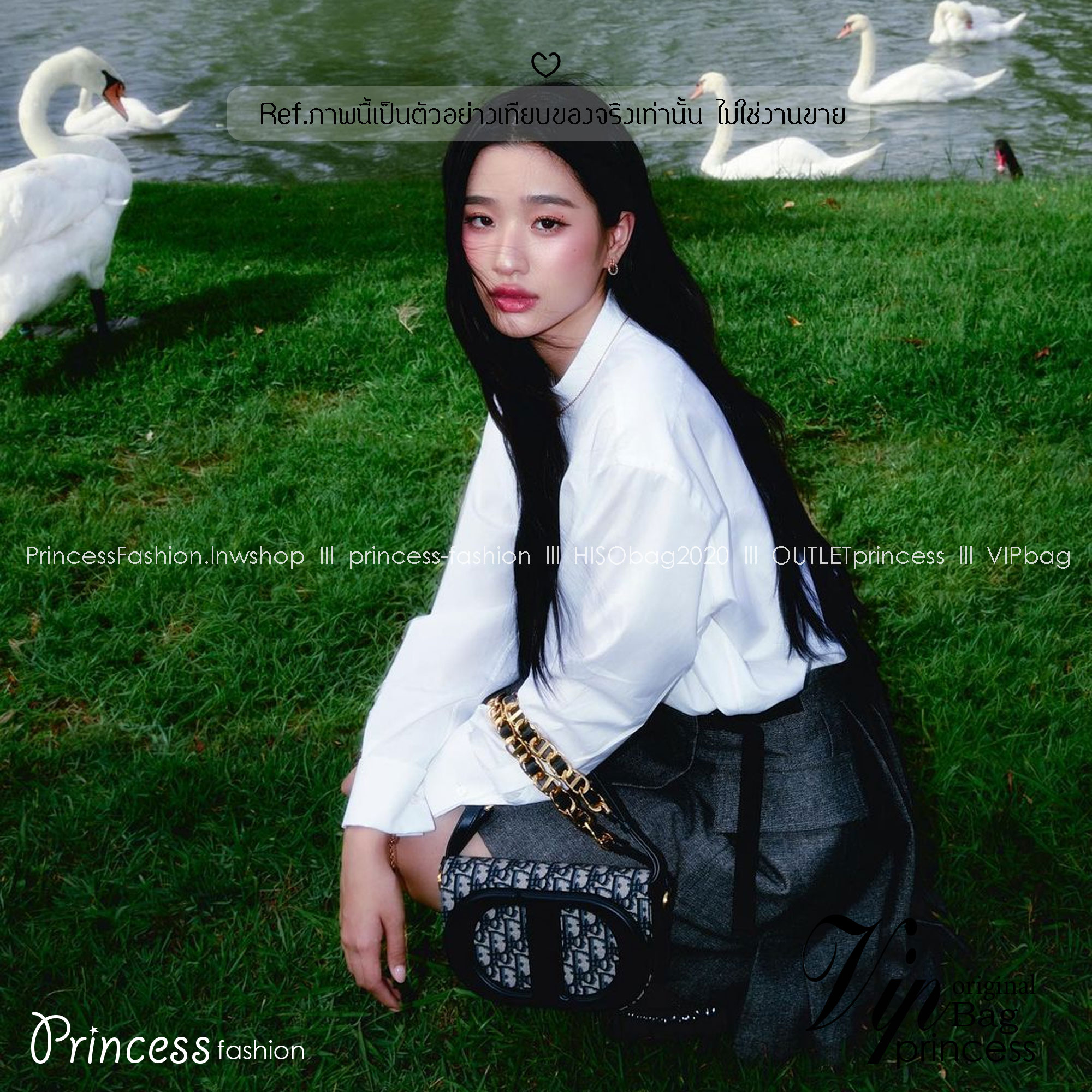 DIOR CD SIGNATURE BAG WITH STRAP กระเป๋าสะพายซิกเนเจอร์ ไอเท็มมาแรง ที่สวยแซ่บไม่มีไม่ได้เลย ไอเท็มมาแรง ที่สวยแซ่บไม่มีไม่ได้เลย โดดเด่นด้วยโลโก้เอกลักษณ์ สายสะพายมีดีเทลหรูสุดๆ
