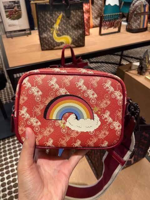 COACH Camera Bag 26, rainbow-red pattern COACH Camera Bag 16 With Horse And Carriage Print and Heart OXBLOOD (F79369 F88264) 🍁น่าใช้มากมาย รุ่นนี้มาพร้อมสายสปอร์ตใหญ่ ถอดเก็บได้ ปรับระดับได้ หนาแน่น ทนทาน จุของได้เยอะพอสมควร //วัสดุแคนวาส