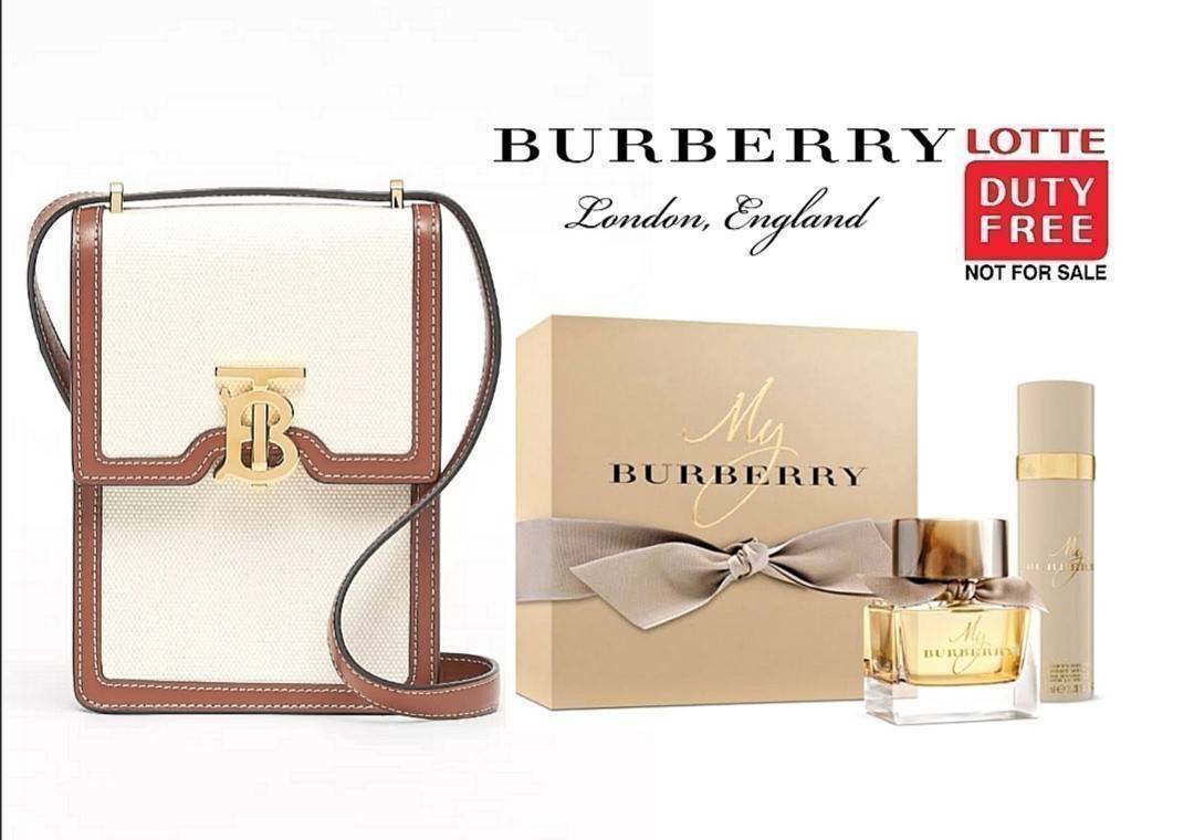 พรีเมี่ยมกิ๊ฟแท้ 100% 】BURBERRY FRAGRANCES CROSSBODY BAG VIP GIFT WITH PURCHASE (GWP) กระเป๋าสะพายพรีเมี่ยมกิ๊ฟ Limited Edition จากน้ำหอม BURBERRY วัสดุ Canvas Cotton & Leather ทรงเหลี่ยมแนวตั้งดีไซน์สวยหรูอยู่ทรงมีโลโก้แบรนด์ด้านหน้า