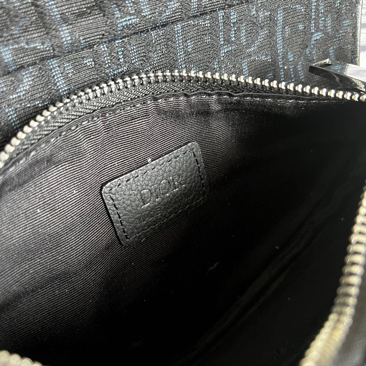 หนังแท้ DIOR SADDLE BELT BAG รุ่นสุดฮิต สามารถคาดอกสะพายข้างหรือคาดเอวก็ได้สามารถใช่งานได้ทั้งชาย/หญิง งานสวยมากพร้อมอุปกรณ์ครบชุด เกรดออริงานเทียบเท่าของแท้เลย กระเป๋ารุ่นยอดนิยมตามแบบฉบับแบรนด์ พร้อมส่งที่ไทย เกรดออริจินอลผ้าแจ๊คการ์ดและหนังแท้ ภาพสินค้