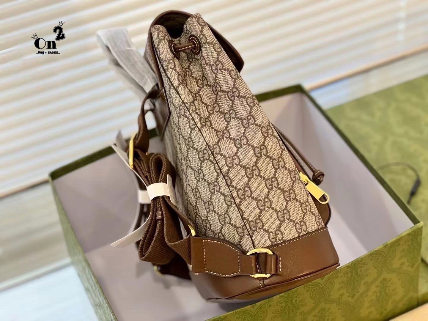 GUCCI Backpack with Interlocking G / GG Coated Canvas Backpack กระเป๋าเป้กุชชี่ใช้ได้ทั้งหญิงชาย ไม่ว่าจะวันธรรมดาหรือวันไปเที่ยว เพียงแค่สะพายกระเป๋าเป้ใบนี้ติดตัวไปด้วย ก็เพิ่มความมีสไตล์ให้กับตัวเองได้แล้ว ด้วยรูปทรงและลายตารางอันเป็นสัญลักษณ์ของแบรนด์