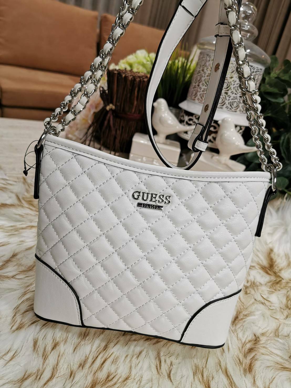 Guess Woman Factory Crossbody Bag กระเป๋าสะพายรุ่นใหม่ดีไซน์สวยหรูคลาสสิคจาก GUESS FACTORY วัสดุหนังเเกะสังเคราะห์เนื้อหนานิ่มลายตาราง เปิดปิดด้วยซิปสะดวกใช้ ด้านหน้ามีโลโก้ ภายในมีโลโก้ช่องใส่ของ และช่องซิป ใส่กระเป๋าสตางค์ใบยาว ของใช้ได้จุ มาพร้อมสายสะพ