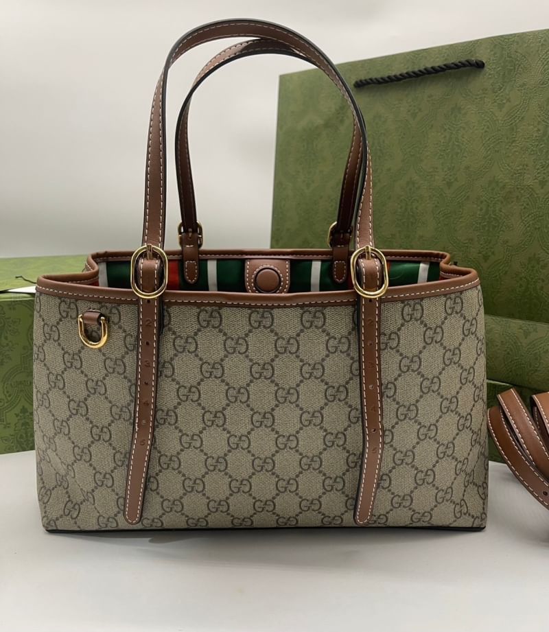 GUCCI GG Emblem small tote bag กระเป๋าทรงโท้ทสะพายไหล่รุ่นใหม่ ขนาดกำลังสวย ใส่ของได้แบบจุกๆ หูสะพายปรับและถอดออกได้ เก๋มากๆ คลาสสิคไม่มีเบื่อ
