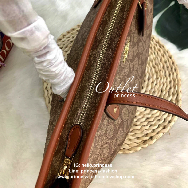 COACH CITY ZIP TOTE IN SIGNATURE BAG กระเป๋าถือหรือสะพายทรง tote ขนาดกำลังดี วัสดุหนัง pvc. เปิดปิดกระเป๋าแบบซิป ภายในกว้าง ใส่ iPad, A4 ของใช้ได้จุ มีช่องเล็ก และช่องซิปค่ะ Must Have!