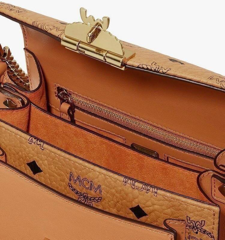 M.C.M MINI PATRICIA CROSSBODY IN VISETOS กระเป๋าสะพายไซส์มินิ เล็กๆแต่ดีเทลยิ่งใหญ่!! เป็นอีกหนึ่งรุ่นที่หรูเกินตัว ด้วยดีไซน์และขนาดพอเหมาะ สาวๆต้องปลื้มแน่นอนใบนี้ วัสดุหนังแคนวาสคุณภาพดีสลับหนังแท้ เปิด-ปิดด้วยตัวกดล็อคอะไหล่ทองสุดหรู ภายในเป็นหนังกลับ