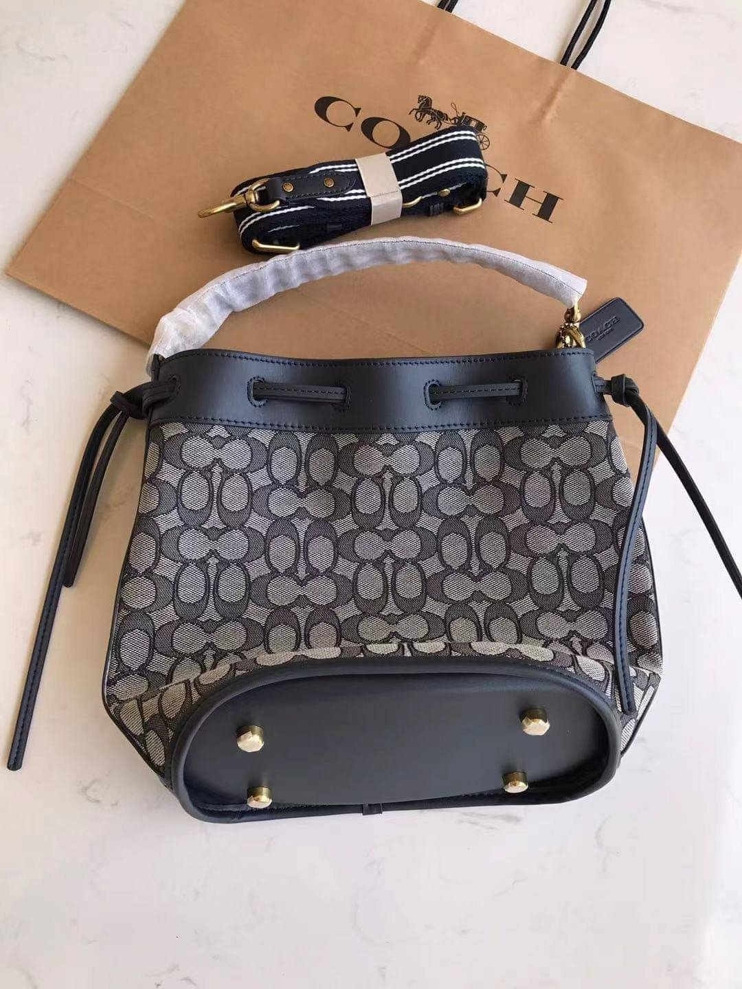 COACH FIELD BUCKET BAG IN SIGNATURE JACQUARD C3853 กระเป๋าสะพายทรงบัคเก็ต รุ่นใหม่ล่าสุด ดีไซน์ลายซิกเนเจอร์บนผ้า jacquard สวยคม เป็นเอกลักษณ์ไม่ซ้ำใคร มาพร้อมสายสะพายผ้าสปอร์ต และสายสั้นสำหรับคล้องแขนได้ สามารถรูดปิดปากกระเป๋าด้วยหนังรอบใบ เพิ่มดีเทลให้ต