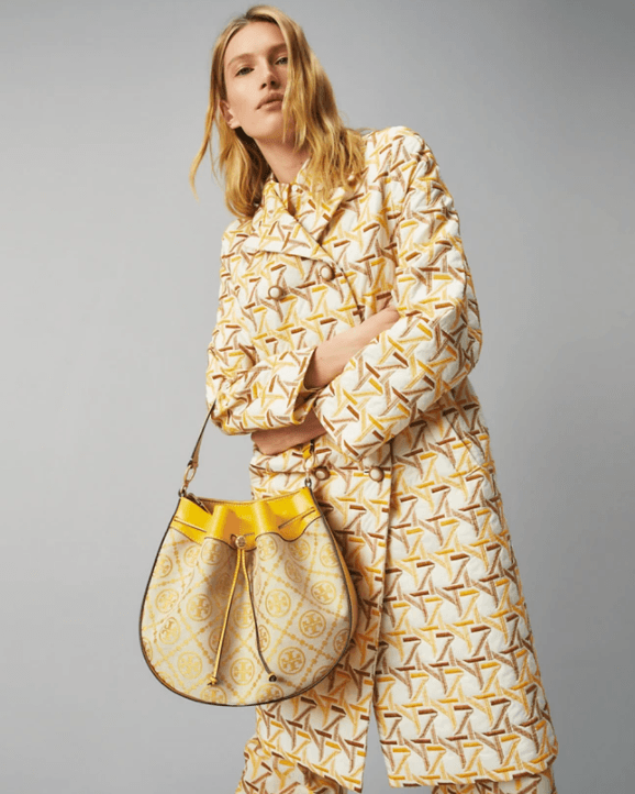 Tory burch t monogram jacquard drawstring hobo New Collection 2021 กระเป๋าถือและสะพายข้าง Monogram จาก tory burch ทำจากผ้าใบ jacquard ตัดด้วยหนังวัวแท้