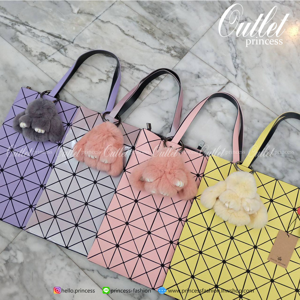 ทรงสุดฮิตจากแบรนด์ David Jones รุ่น Candy color ใบนี้ มาพร้อมกับน้องกระต่าย DV ขนฟู นิ่มๆ สีเข้า set กับกระเป๋าคะ กระเป๋า ทรง Tote ตัวกระเป๋าเย็บติด ด้วยแผ่นอคิลิค ตัดขอบลายวิ้งๆ สุดหรู ดีไซน์เกร๋ จุดเด่นที่ น้ำหนักเบา สามารถ ถือ หรือ สะพายไหล่ได้คะ ใบใหญ
