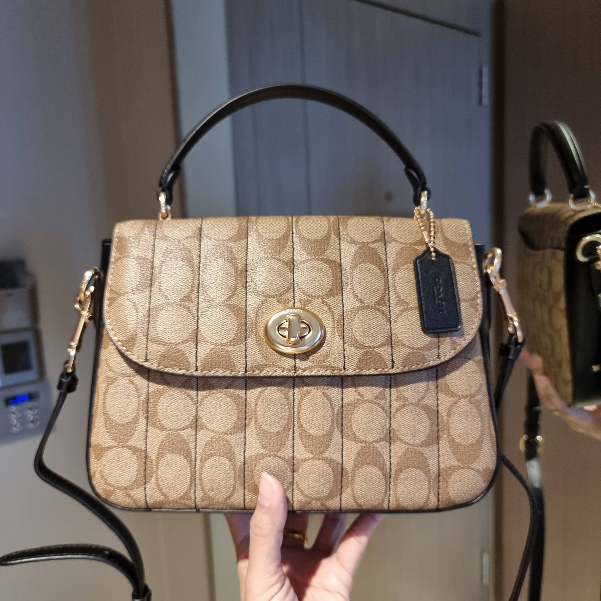 OUTLET 】COACH C5645 MARLIE TOP HANDLE SATCHEL IN SIGNATURE CANVAS WITH QUILTING ดีไซน์ใหม่ กระเป๋าถือ/สะพายข้าง ออกแบบมาไม่เหมือนใคร โดดเด่นด้วยการเย็บบุหนัง โชว์ดีเทลลายเส้น ตกแต่งโลโก้ด้านข้างอะไหล่ทอง วัสดุหนังแคนวาสสลับหนังแท้ เปิด-ปิดด้วยตัวล็อคแน่นห