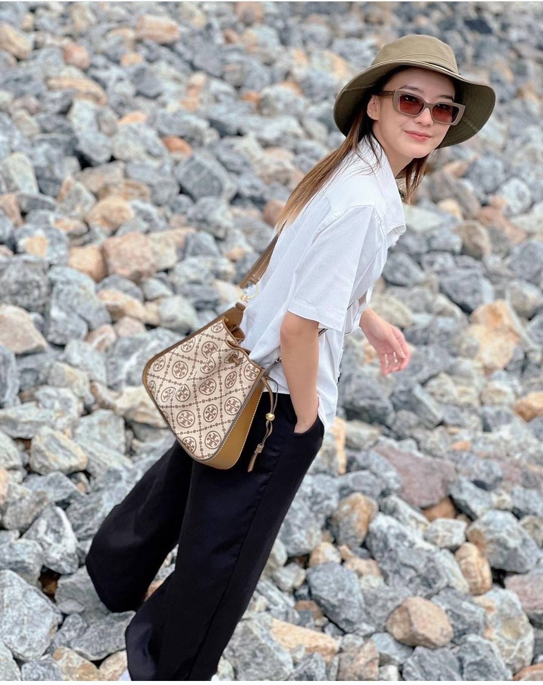 TORY BURCH T MONOGRAM JACQUARD BELL BAG คอลเลคชั่นใหม่ กับกระเป๋าลายโมโนแกรมยอดฮิต ที่มาในรูปทรงดีไซน์สวยเก๋ ชิคๆคูลๆ รับรองว่าไม่มีเกร่อ ตัวกระเป๋าทรงเหลี่ยม รูปเก็บทรงได้ในส่วนของปากกระเป๋า หรือไม่รูด ก็ได้ความสวยไปอีกแบบ วัสดุผ้า jacquard ตัดสลับหนังแท