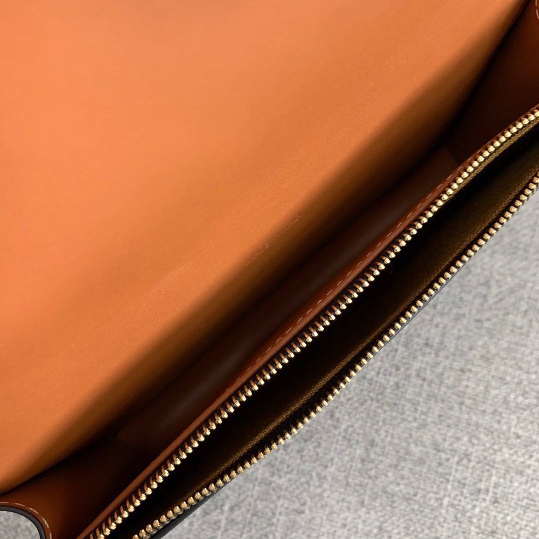 VIP 】หนังแท้ CELINE TRIOMPHE CLUTCH VIP GIFT CELINE IN TRIOMPHE CANVAS AND SMOOTH LAMBSKIN WALLET ON STRAP BAG กระเป๋าทรงสี่เหลี่ยมผืนผ้าหนังสวยหรูอยู่ทรงเปิดปิดด้วยฝาปิดกระดุม2ชั้น ภายในมีช่องแบ่งหลายช่องเป็นสัดส่วน สามารถใส่มือถือของใช้จุกจิกได้เยอะ มาพ