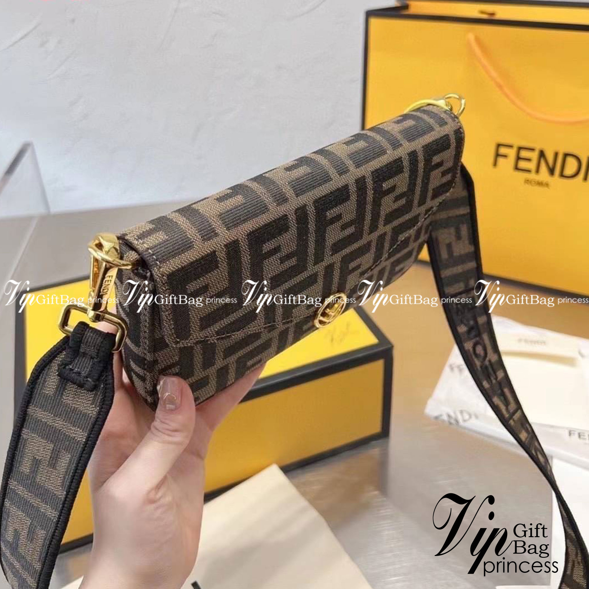 Fendi Wallet With Pouches / Fendi Mini Bag / Fendi multi pochette felicie shoulder bag กระเป๋าสะพายไซส์มินิ แคนวาสโมโนแกรม สุดคุ้ม 3 ชิ้น ในเซท ใช้งานง่ายเป็นระเบียบแบ่งสัดส่วนชัดเจน ใบเล็กกะทัดรัด แต่ใช้งานคุ้มมากๆ มาพร้อมสายสะพายดีไซส์สปอร์ตถอดได้ อะไหล