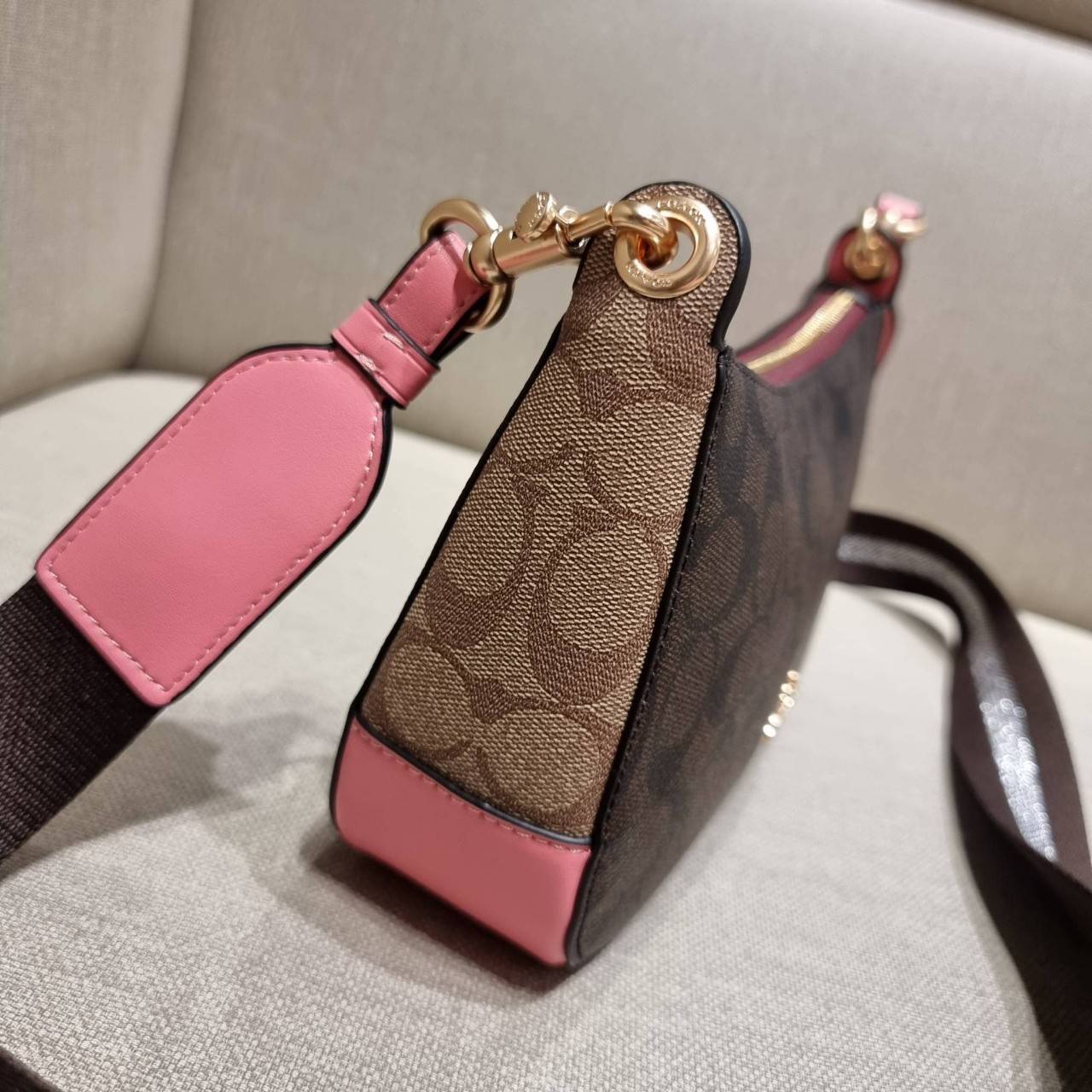 COACH C7264 C6823 C6817 JES BAGUETTE IN SIGNATURE CANVAS คอลเลคชั่นใหม่ล่าสุด พร้อมเสิร์ฟความสวยถึงบ้านเช่นเคย!! กระเป๋าสะพายทรงบาแกตต์ ดีไซน์ย้อนยุค ที่แอบแฝงความเรียบหรูดูแพงอยู่ในตัว โดดเด่นด้วยสายสะพายเส้นใหญ่ โทนสีคอนทราส ทำให้ไอเท็มนี้ดูมีลูกเล่นมาก