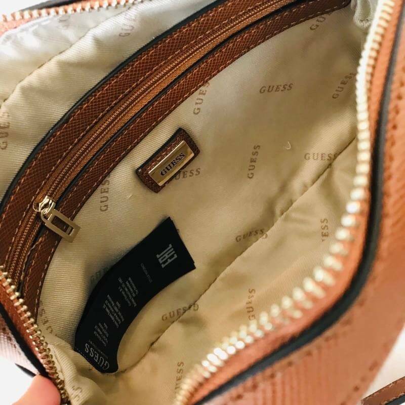 GUESS ZIP TOP KAMRYN CROSSBODY BAG กระเป๋าสะพายรุ่นยอดนิยม วัสดุ PU คุณภาพดี น้ำหนักเบา ด้านหน้าประดับด้วยโลโก้แบรนด์สุดหรู เปิดปิดกระเป๋าด้วยซิปสะดวกใช้ ด้านในโล่งกว้างมีช่องซิปและช่องใส่บัตร สามารถใส่มือถือได้ทุกรุ่น กระเป๋าสตางค์ใบสั้นได้ ซับในลายแบรนด