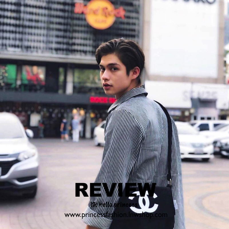 Chanel Beaute Crossbody Bag กระเป๋าสะพาย VIP GIFT ของแท้ จาก Chanel Cosmetic แท้💯 วัสดุขนวูลหนานุ่ม ตัดโลโก้แบรนด์หนังสีขาวสวยโดดเด่น น้ำหนักเบา เปิดปิดด้วยฝาปิดกระดุมแม่เหล็ก ใบใหญ่กำลังดี ใส่ iPad, กระเป๋าสตางค์ใบยาว, และของจุกจิกได้เยอะ มาพร้อม