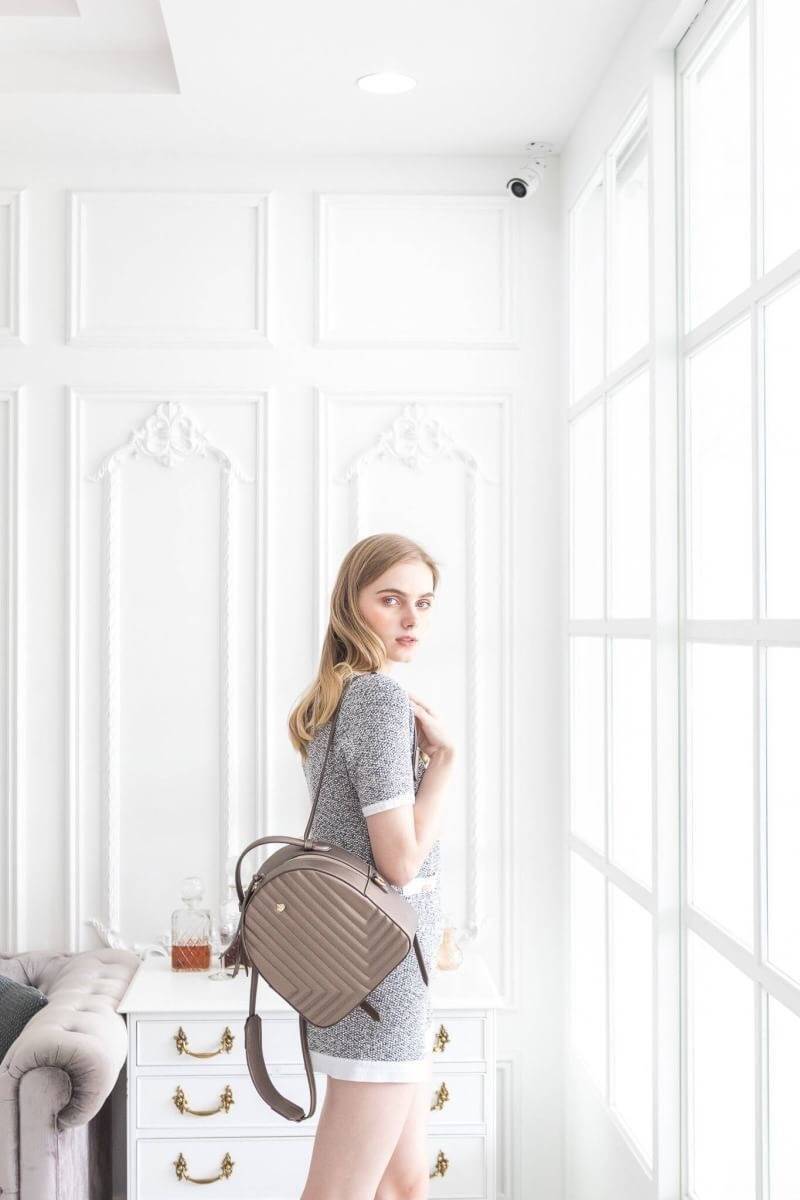 KEEP ' Nadia ' backpack 🎒👟 เป้ หนังแกะสังเคราะห์ สวย หรู ปักลายพิเศษ สามารถสะพายหลัง หรือ สะพายข้างได้ เลิศ !! =>> กระเป๋าทรงสวย งาน handmade เย็บแบบฝีมือต่อฝีมือ เพิ่อให้ได้ใบนี้