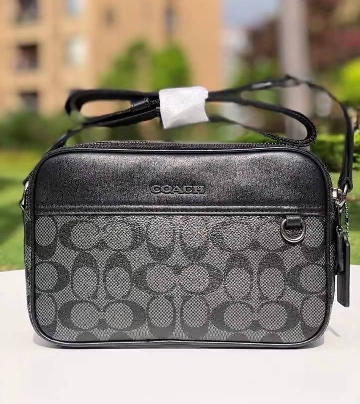 COACH GRAHAM CROSSBODY IN SIGNATURE CANVAS (COACH C4149) กระเป๋าครอสบอดี้รุ่นยอดฮิตสำหรับหนุ่มๆ ที่สาวๆก็ใช้ได้!! รูปทรงดีไซน์คลาสสิค ใช้งานสะดวก วัสดุหนังแคนวาสเคลือบลาย เปิด-ปิดด้วยซิป ภายในเป็นช่องโล่ง ใส่ของสำคัญได้ครบ สายสะพายปรับได้ตามตัว มีมาให้ช้อ