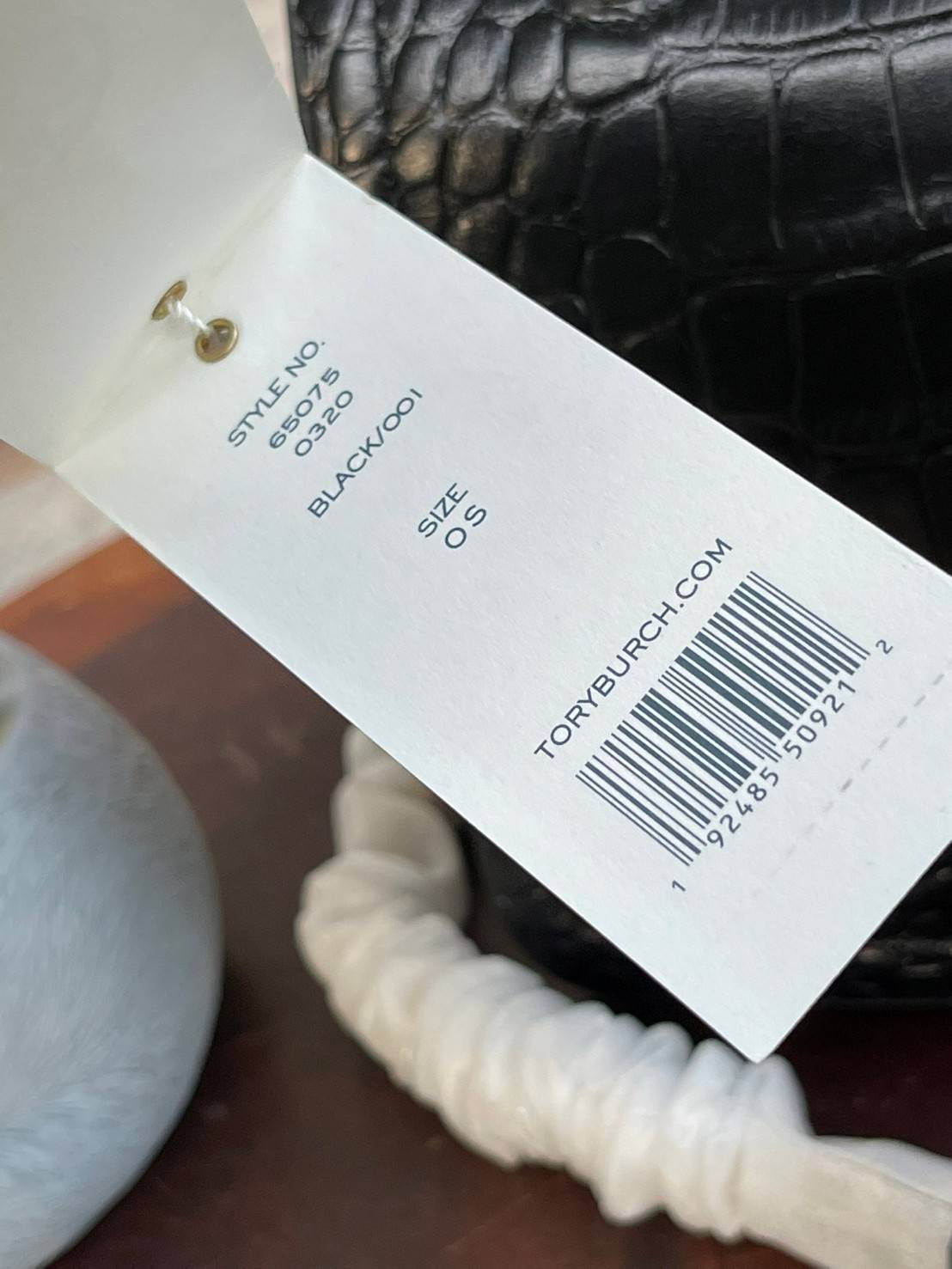 Tory Burch Black Carson Croc Embossed / TORY BURCH Carson Convertible Croc Leather รุ่นท็อปที่สาว ๆ หลายคนถูกใจ ด้วยทรงกระเป๋าคลาสสิกสุดเก๋ ใช้งานแบบไหนก็ดูดี ในลุคช์สาวหวานแบบสะพายสายคู่ หรือ ต้องการความคล่องตัวด้วยการสะพายแบบครอสบอดี้ มีดีไซน์ที่ Practi