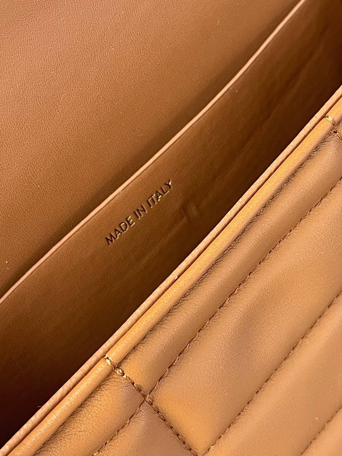 CELINE CHAIN SHOULDER BAG MATELASSE MONOCHROME CELINE in Quilted Goatskin กระเป๋าเทรนด์กระเป๋าสุดฮอตแต่ยังคงความคลาสสิก