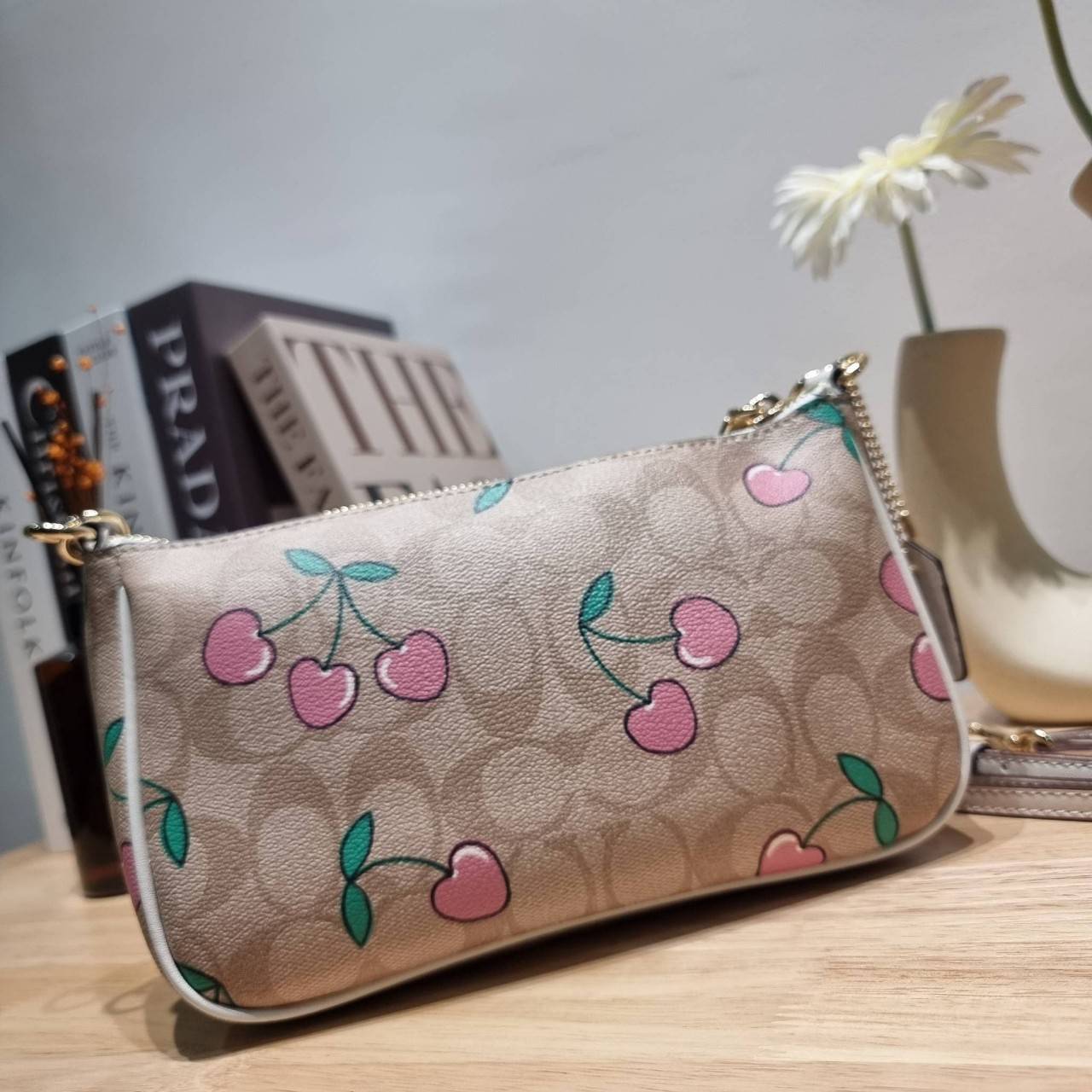 COACH F58321 TOP HANDLE POUCH คอลเลคชั่นสุดฮิต กับดีไซน์ใหม่ น่ารักน่าใช้ทุกแบบ กระเป๋าพอชทรงใช้งานง่าย สะดวก กะทัดรัด วัสดุหนังแคนวาสเคลือบคุณภาพ มาพร้อมสายคล้องในตัว และสายสะพาย crossbody ปรับเปลี่ยนได้ตามสไตล์ อีกหนึ่งไอเท็มที่สาวๆต้องมี ในราคาสุดคุ้ม 