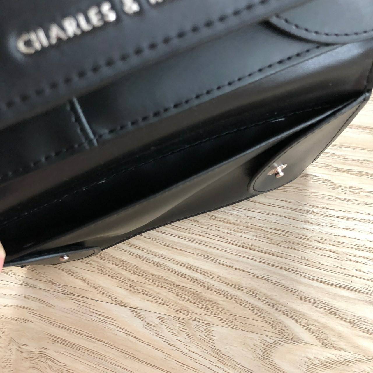 Charles & Keith Front Flap Wallet กระเป๋าสตางค์ มาพร้อมสายโซ่สลับหนัง เปิด - ปิดกระเป๋าด้วยกระดุม ด้านในมีช่องหลายช่อง แยกเก็บของได้เป็นสัดส่วน และมีช่องซิป 1 ช่องค่ะ ด้านหลังมีช่องอีก 1 ช่อง มาพร้อมสายโซ่สลับหนังยาวประมาณ 114 cm สามารถถอดได้ (ปรับไม่ได้ค