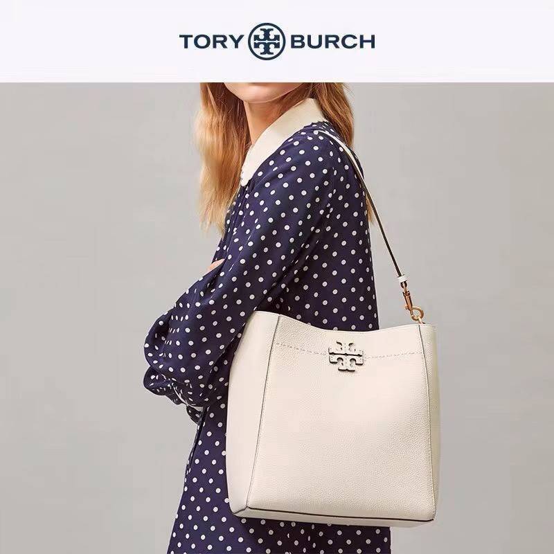 ของแท้ 💯% Tory Burch Mcgraw Hobo Bag TORY BURCH MCGRAW HOBO BAG รุ่น 51063 กระเป๋าสะพายไหล่ สะพายได้ 2 ทรง ทรงสวยไม่ตกเทรน ผลิตจากหนังแท้ หนังลูกวัว หนังนุ่ม หนังหอม น้ำหนักเบามากกก!! นิ่มสวยมากๆ