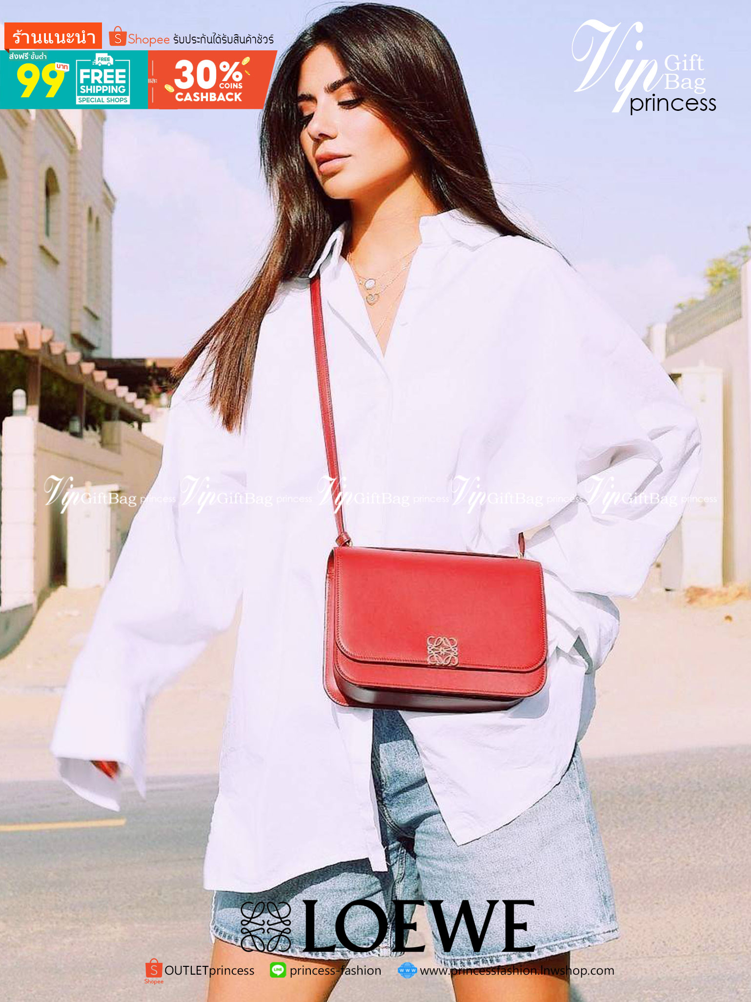 LOEWE CROSSBODYBAG VIP GIFT WITH PURCHASE (GWP) กระเป๋าสะพายพรีเมี่ยมกิ๊ฟ Limited Edition จากน้ำหอม LOEWE DUTY FREE วัสดุหนังแท้ Calf Leather หนังเรียบสวยอยู่ทรงดีไซน์สุดคลาสสิค เปิดปิดด้วยฝาปิดโลโก้แบรนด์อะไหล่ทองหรู ภายในมีช่องแบ่งหลายช่องแยกเป็นสัดส่วน