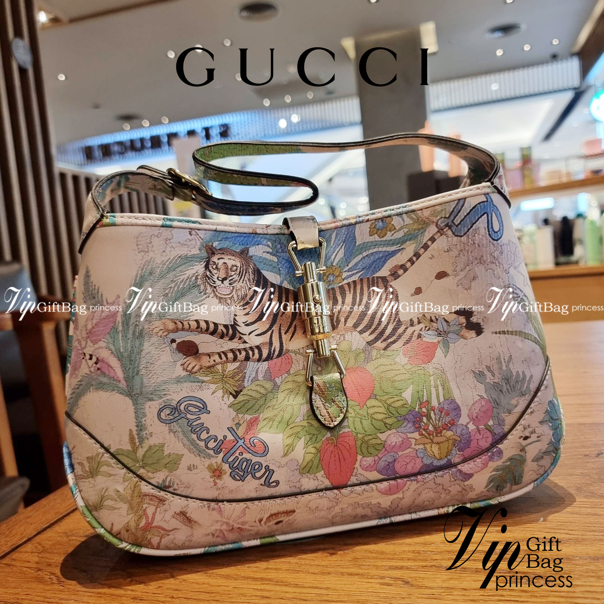 GUCCI SHOULDER BAG โปรเจคฉลองปีเสือ ปังฉุดไม่อยู่!! คอลเลคชั่นยอดฮิต GC multi bag ไซส์ใหญ่น่าสะพาย ดีไซน์ลวดลายชิคมากๆ!! โดดเด่นไม่ซ้ำใคร กับกระเป๋าสะพายวีไอพี พรีเมี้ยมกิ๊ฟที่จะทำให้หลงรักกันไปแบบสุดๆ มีดีเทลแฝงความหรูในตัว วัสดุหนังสังเคราะห์พรินท์ลายคม