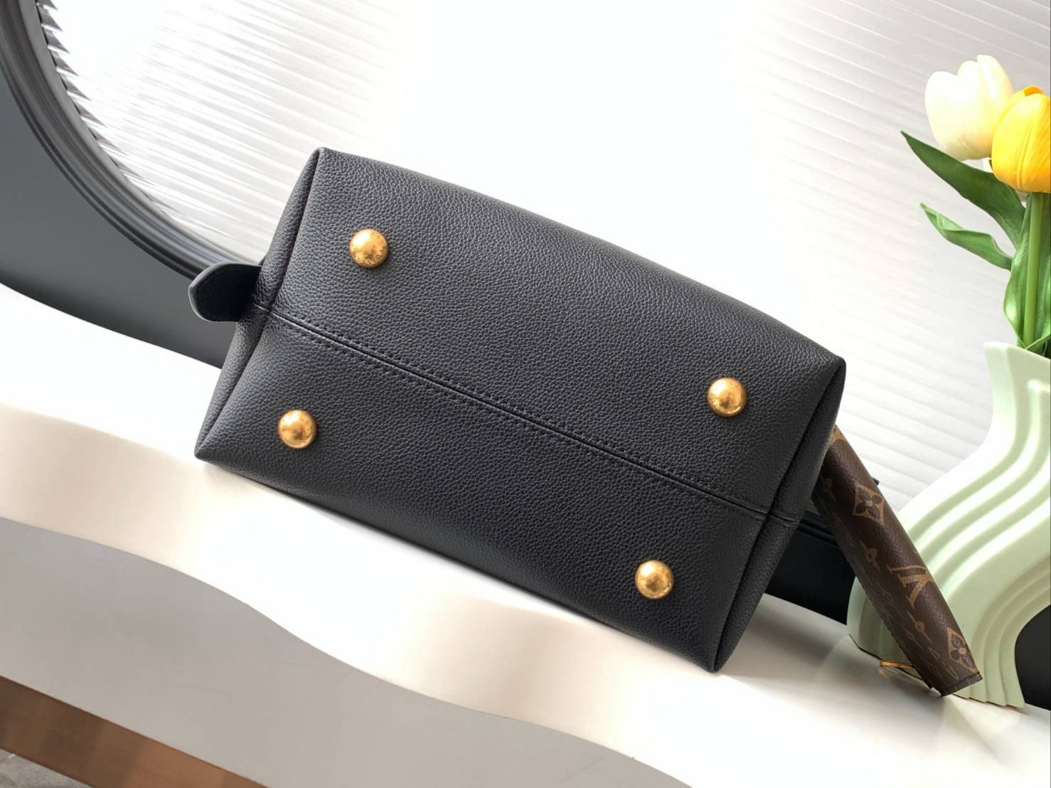 TOP ORI | หนังแท้ LV Low Key Hobo PM Bag เกรดเทียบแท้เทพดีสุด กระเป๋าสะพายทรงโท้ทรุ่นใหม่ เผยความเรียบหรูมีระดับด้วยรูปทรงเรียบง่ายและงานฝีมือประณีตไร้ที่ติ