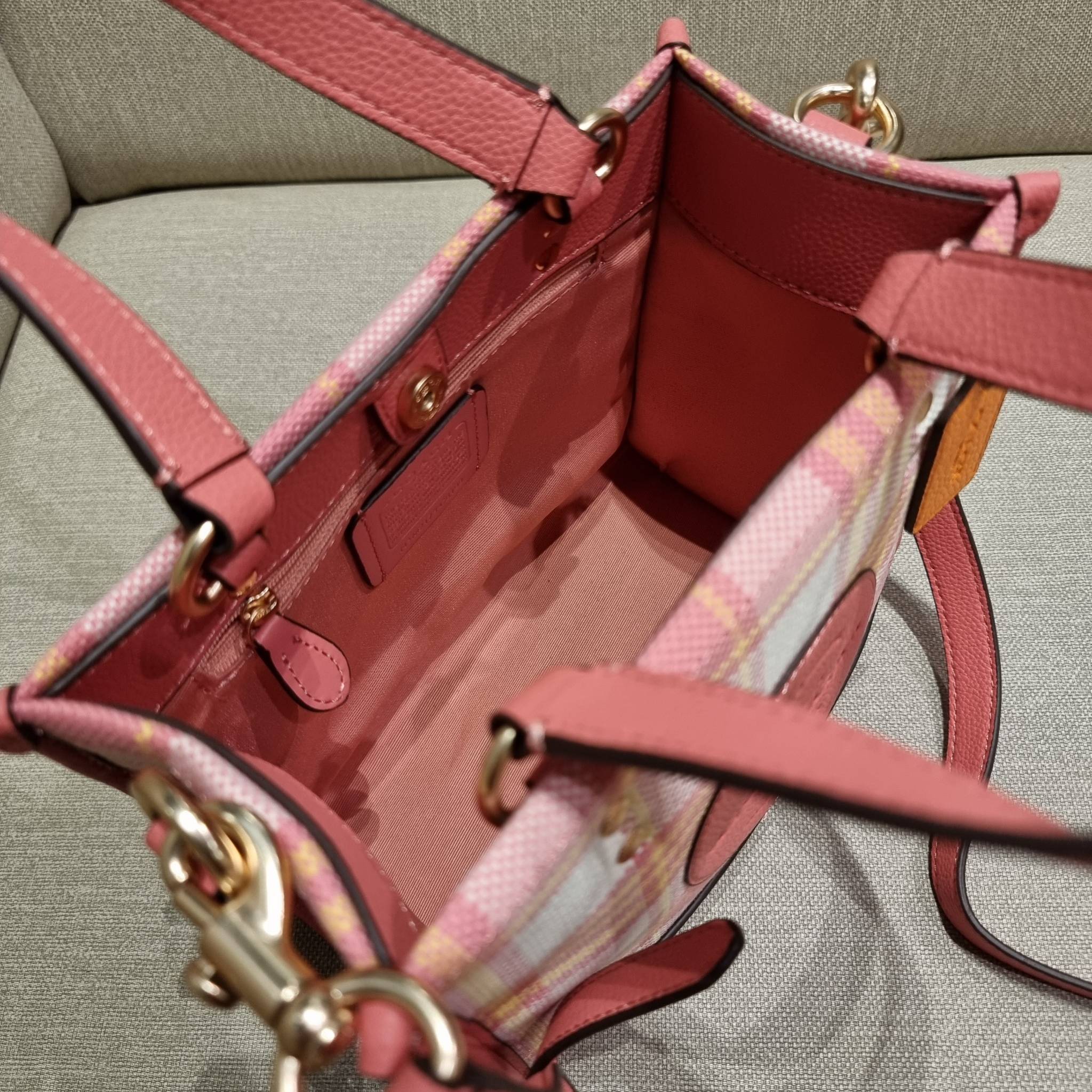 COACH C8198 DEMPSEY TOTE 22 WITH GARDEN PLAID PRINT AND COACH PATCH คอลใหม่สุดคิ้วท์ หวานๆใสๆ น่ารักชะมัด!! ดีไซน์ลายสก็อต เหมาะกับฟีลลิ่งปิคนิคเป็นที่สุด กระเป๋าทรงโท้ท ไซส์กำลังสวย ฟังก์ชั่นการใช้งานก็สะดวกที่สุด มีทั้งสายคล้องในตัว และสายครอสบอดี้ วัสด